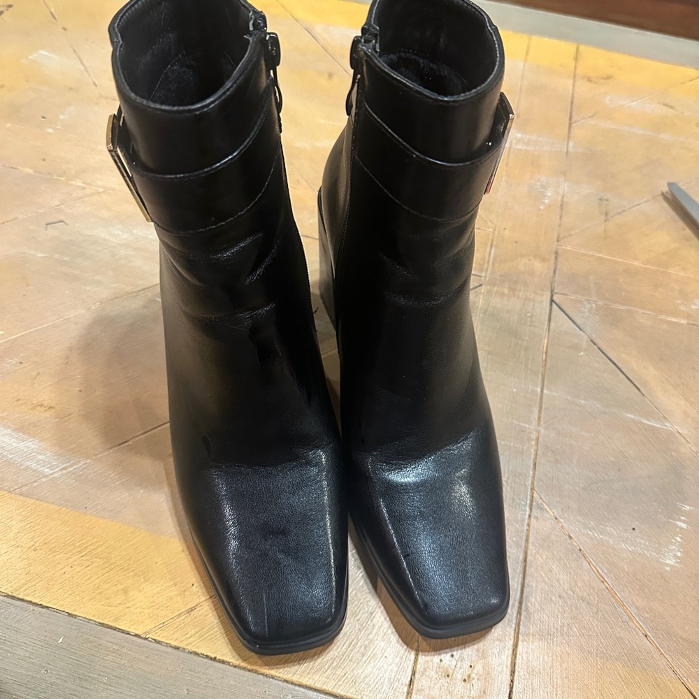 Ideal Shoes Size 7.5 (EU 38) Black Faux Leather Ankle Bootie Block Heel Zip